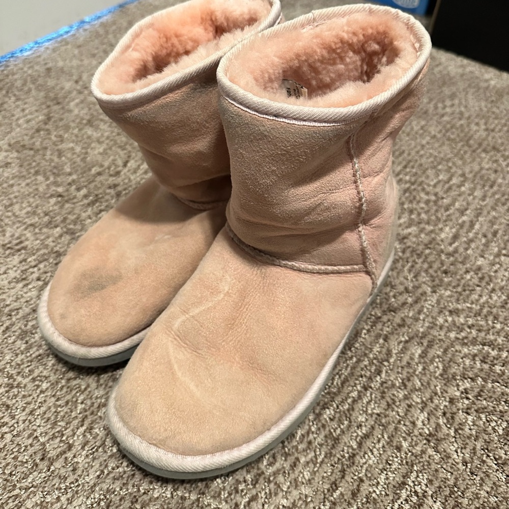 Baby pink classic Uggs size 6 women